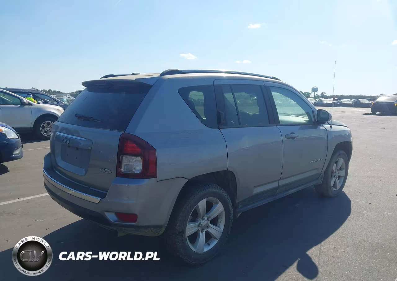 2015 Jeep Compass Latitude VIN:1C4NJDEB4FD218464 - 4