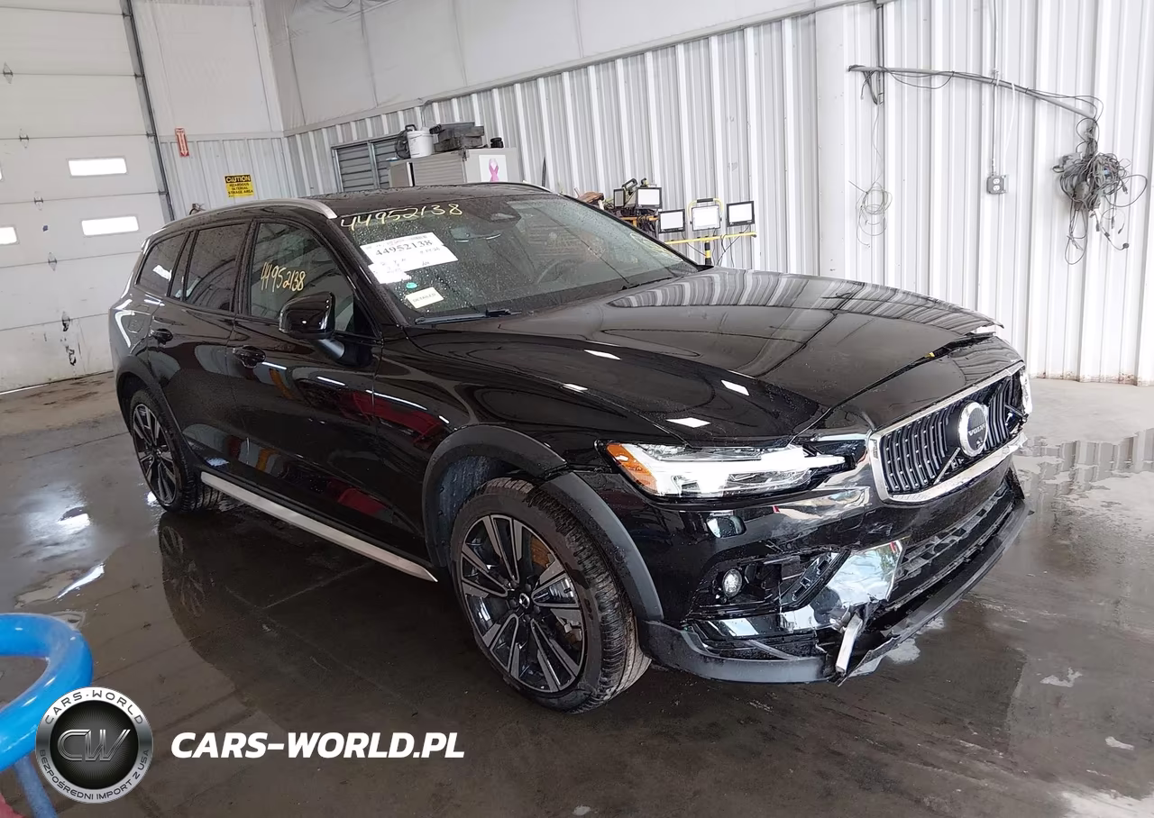 2025 Volvo V60 Cross Country Ultra, B5 Awd Gas (Mild Hybrid) – zdjęcie 1 z 16