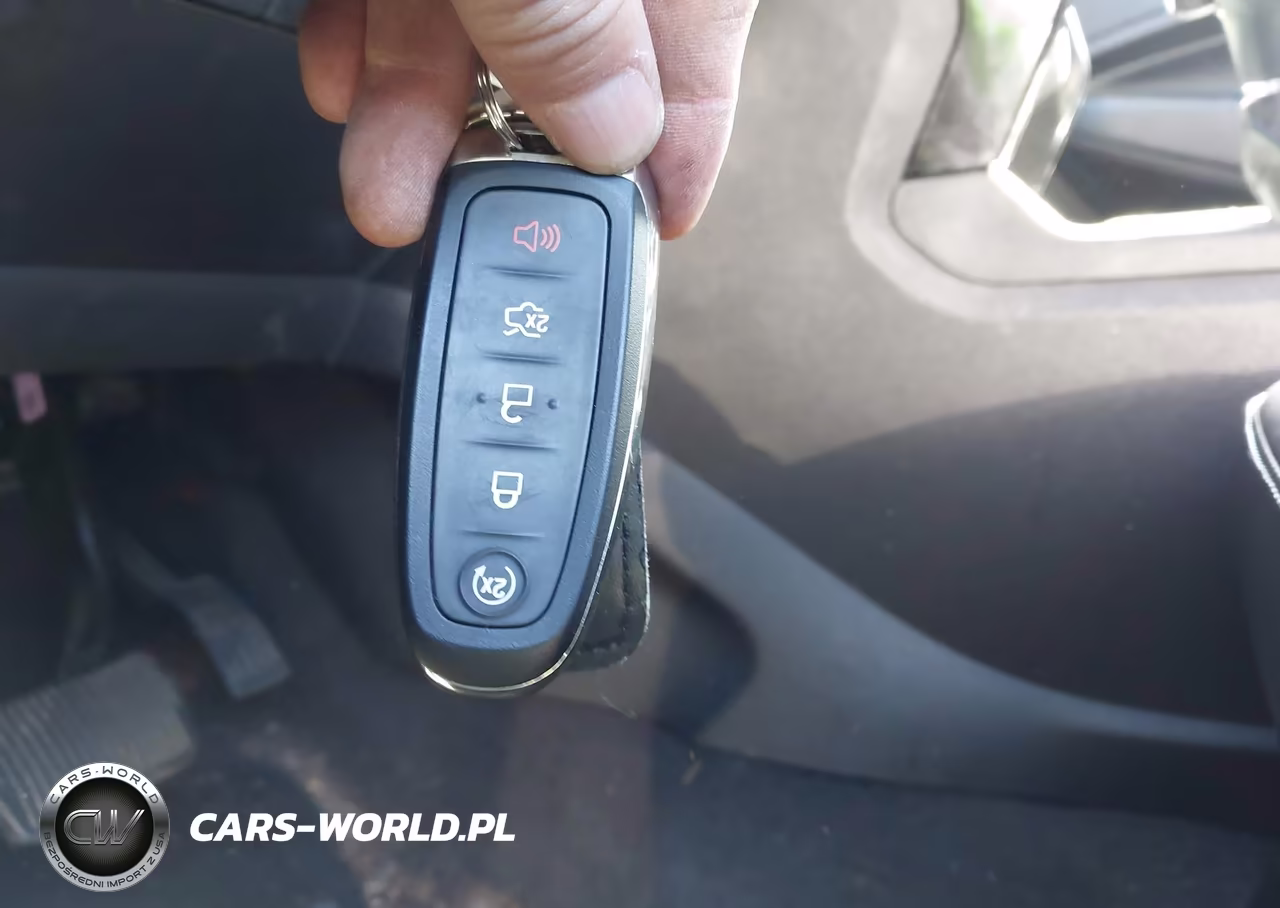 2019 Ford Escape Titanium VIN:1FMCU0J93KUB14922 - 10