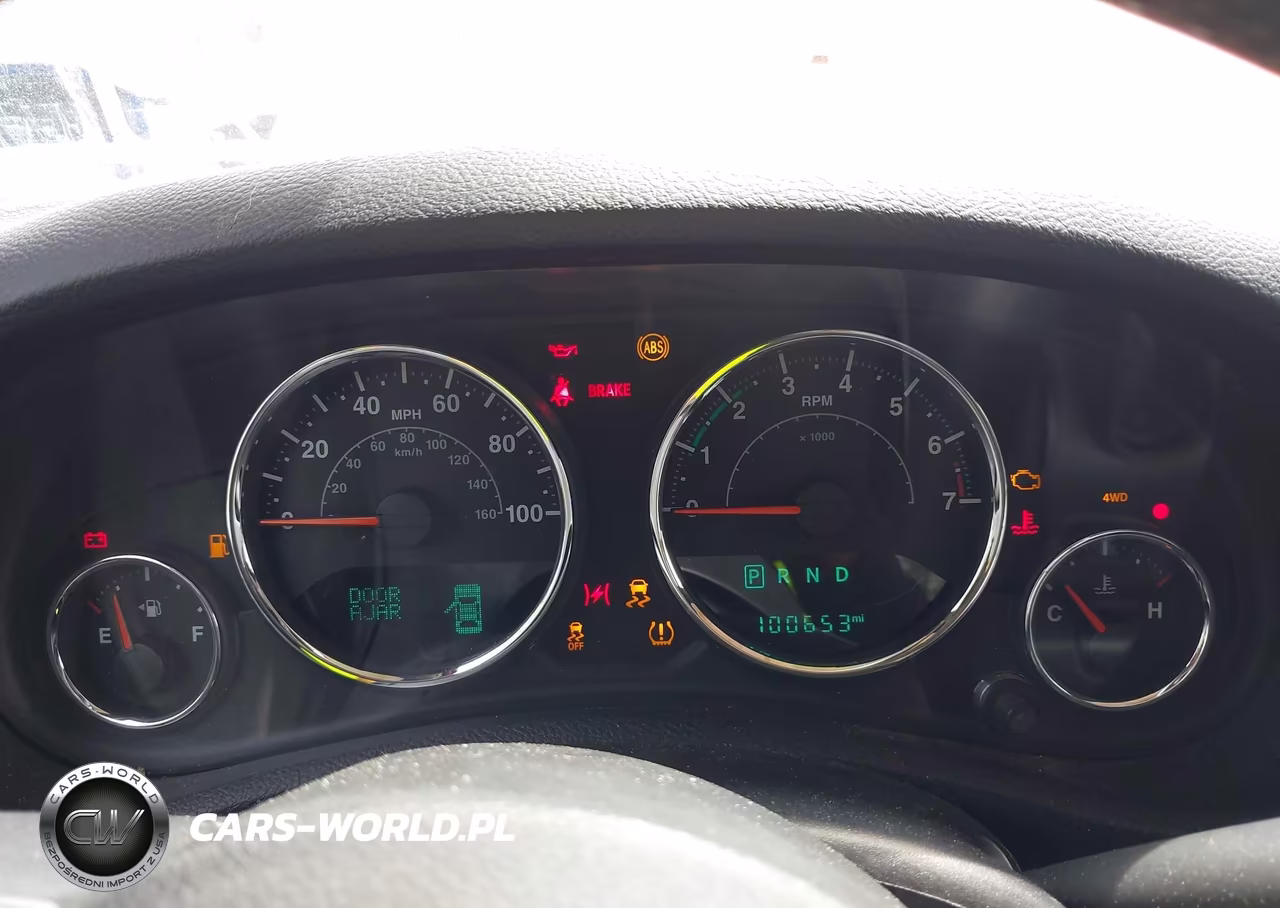 2015 Jeep Wrangler Unlimited Sahara VIN:1C4BJWEG9FL604085 - 7