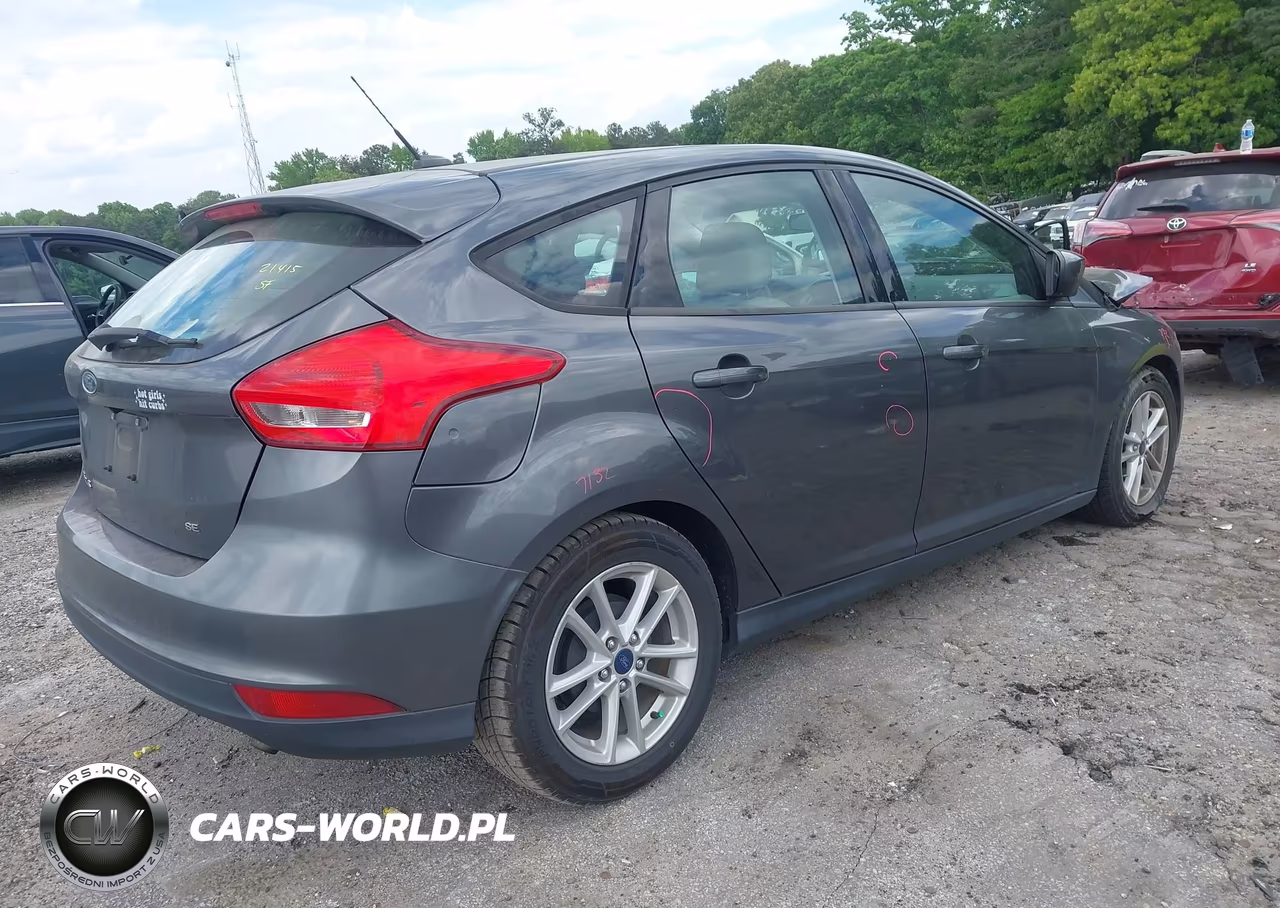 2018 Ford Focus Se VIN:1FADP3K21JL308328 - 4