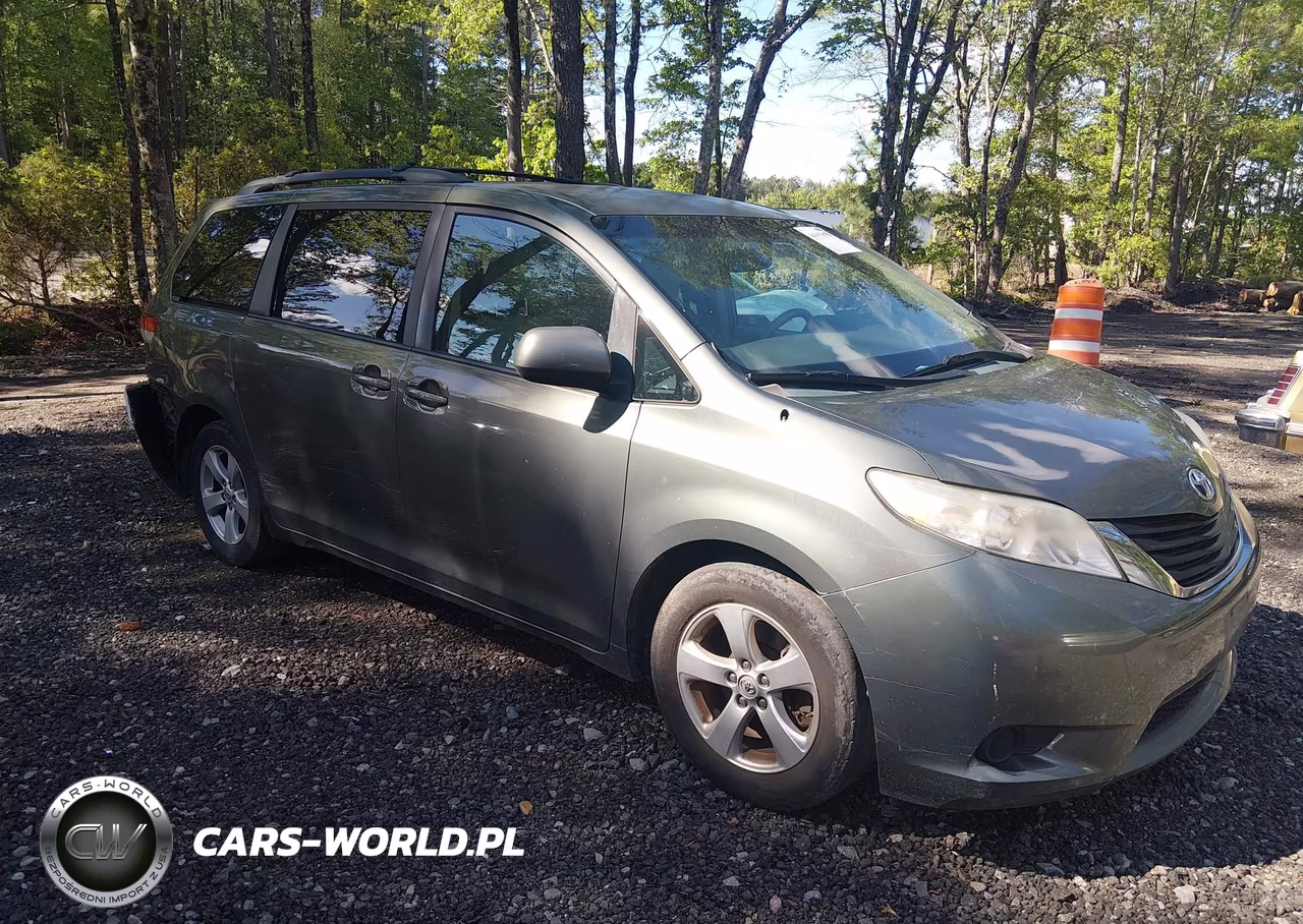 2013 Toyota Sienna Le V6 8 Passenger
