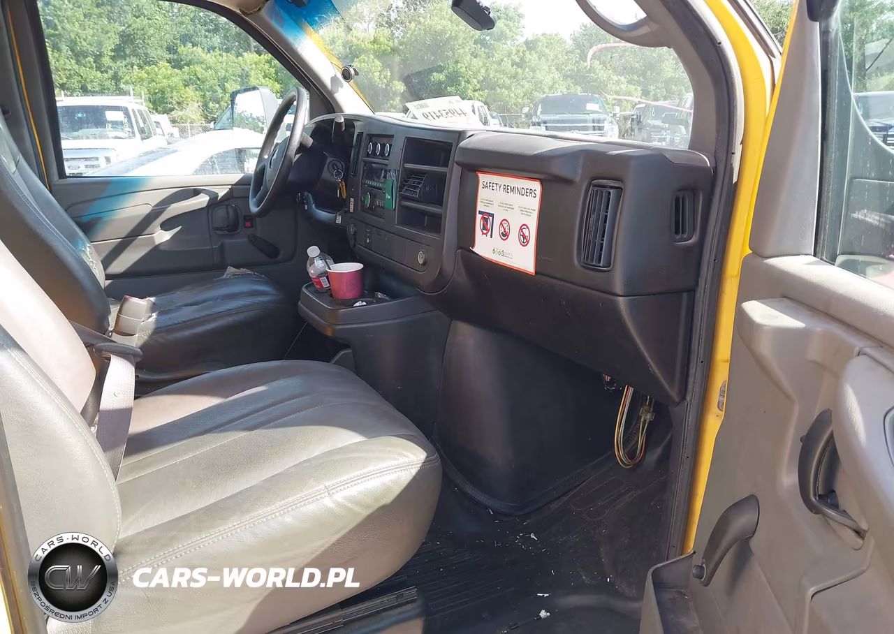 2010 GMC Savana Cutaway Work Van