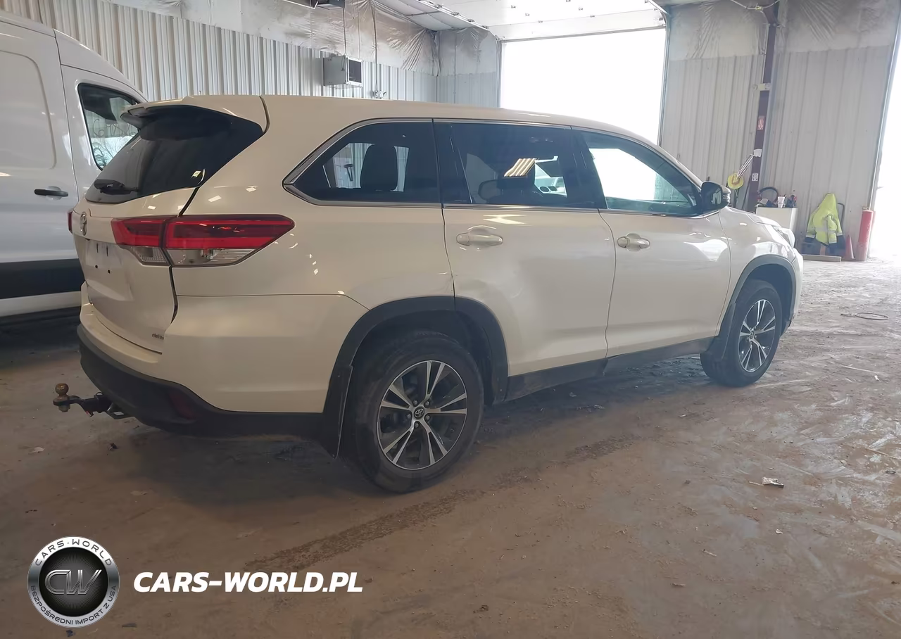 2019 Toyota Highlander Le VIN:5TDBZRFH0KS704411 - 4