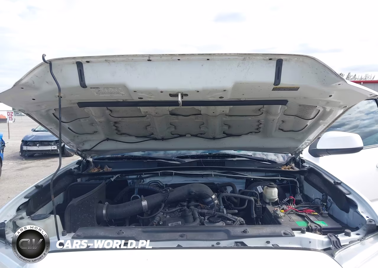 2018 Toyota Tacoma Sr VIN:5TFAX5GN5JX131805 - 10