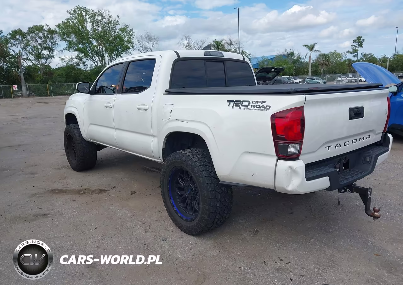 2018 Toyota Tacoma Sr VIN:5TFAX5GN5JX131805 - 3