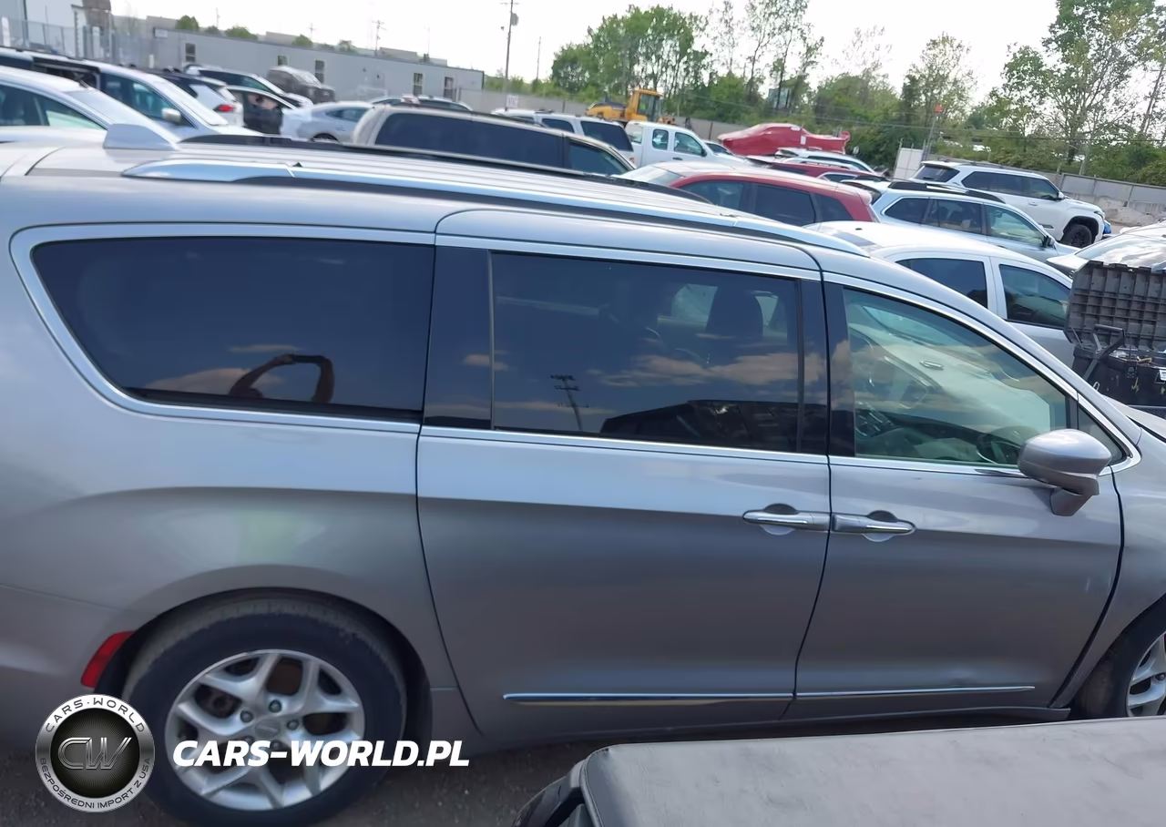 2018 Chrysler Pacifica Touring L Plus VIN:2C4RC1EG9JR212624 - 13