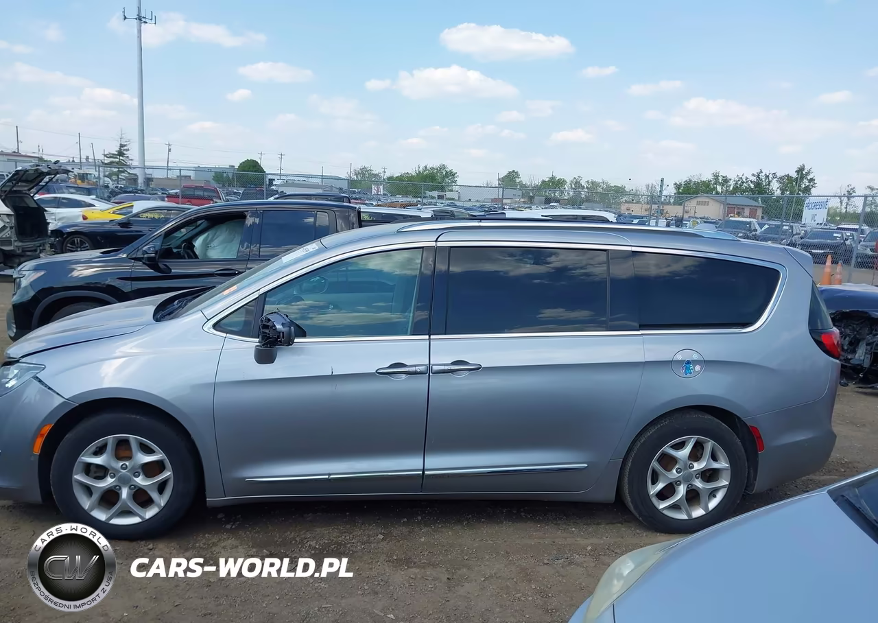 2018 Chrysler Pacifica Touring L Plus VIN:2C4RC1EG9JR212624 - 14