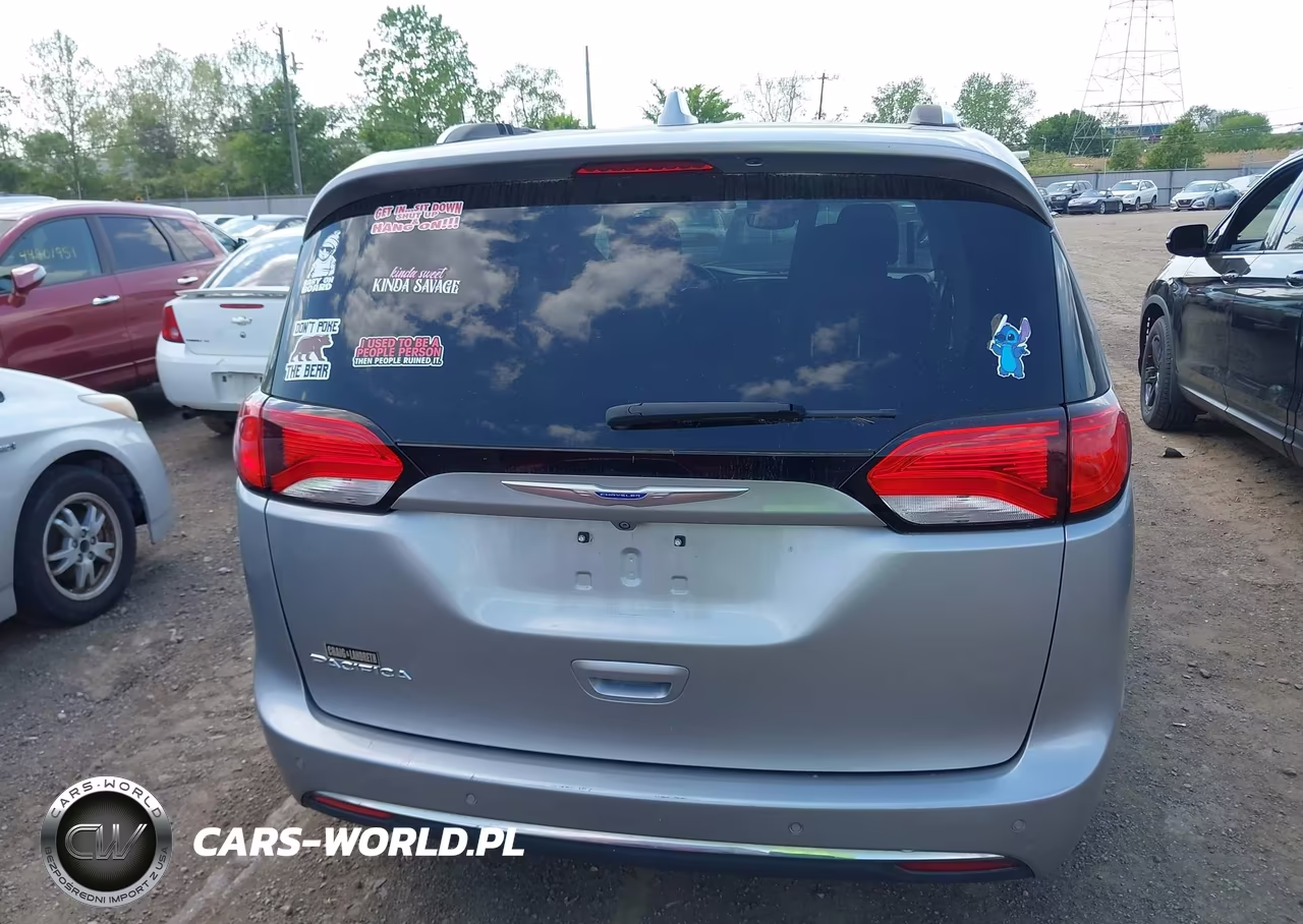 2018 Chrysler Pacifica Touring L Plus VIN:2C4RC1EG9JR212624 - 16