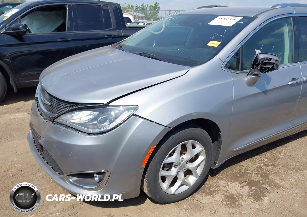2018 Chrysler Pacifica Touring L Plus VIN:2C4RC1EG9JR212624 - 17