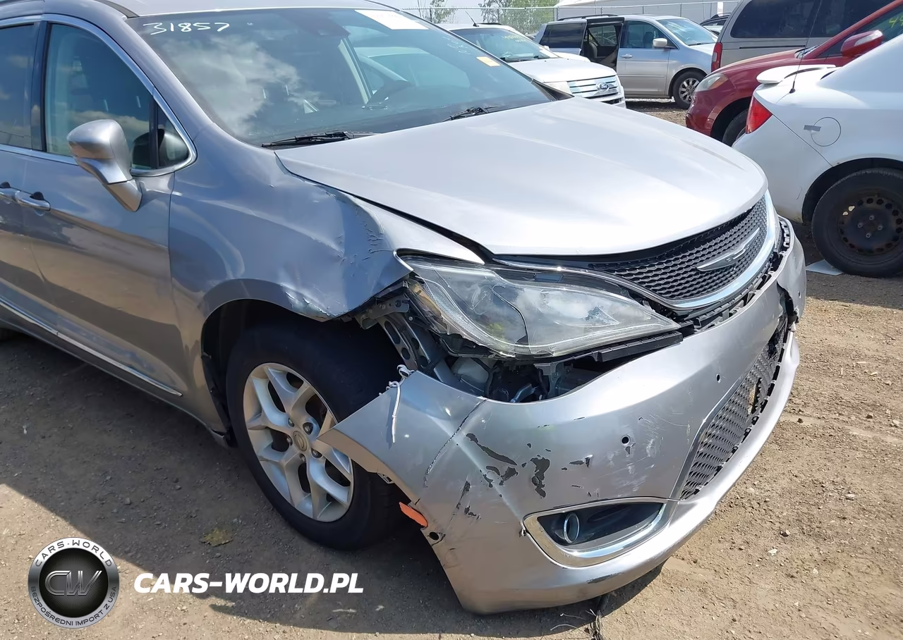 2018 Chrysler Pacifica Touring L Plus VIN:2C4RC1EG9JR212624 - 6