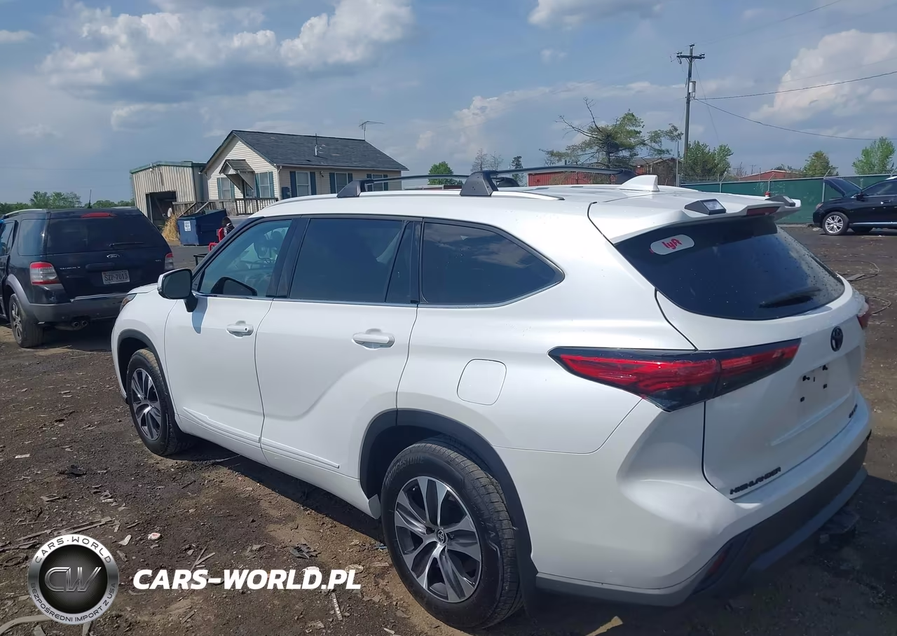 2022 Toyota Highlander Xle VIN:5TDHZRBH5NS232808 - 3