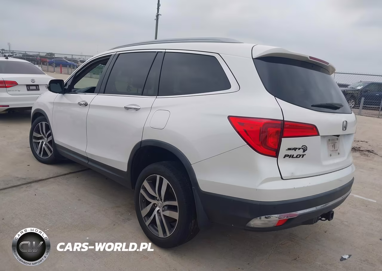 2017 Honda Pilot Touring VIN:5FNYF6H97HB002218 - 3