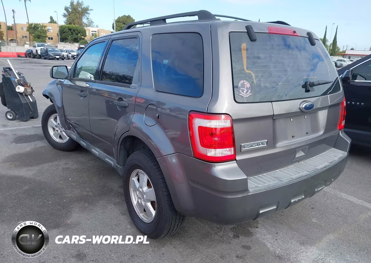 2010 Ford Escape Xls VIN:1FMCU0C7XAKC25120 - 3