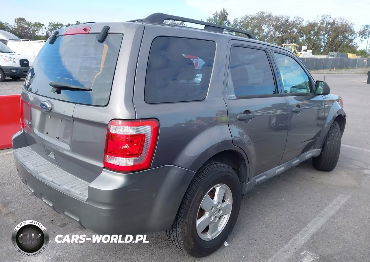 2010 Ford Escape Xls VIN:1FMCU0C7XAKC25120 - 4