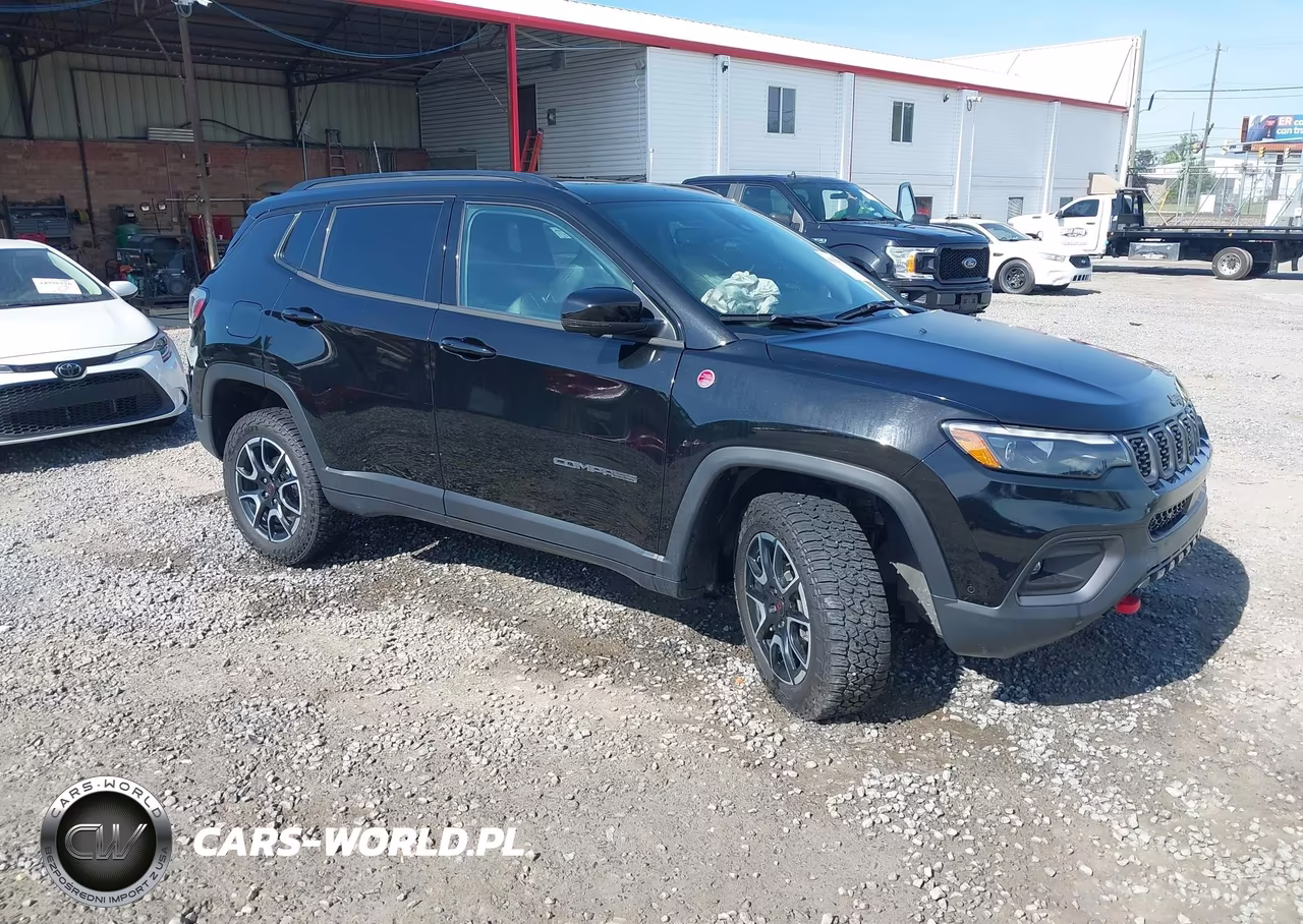 2025 Jeep Compass Trailhawk 4X4 – zdjęcie 1 z 17