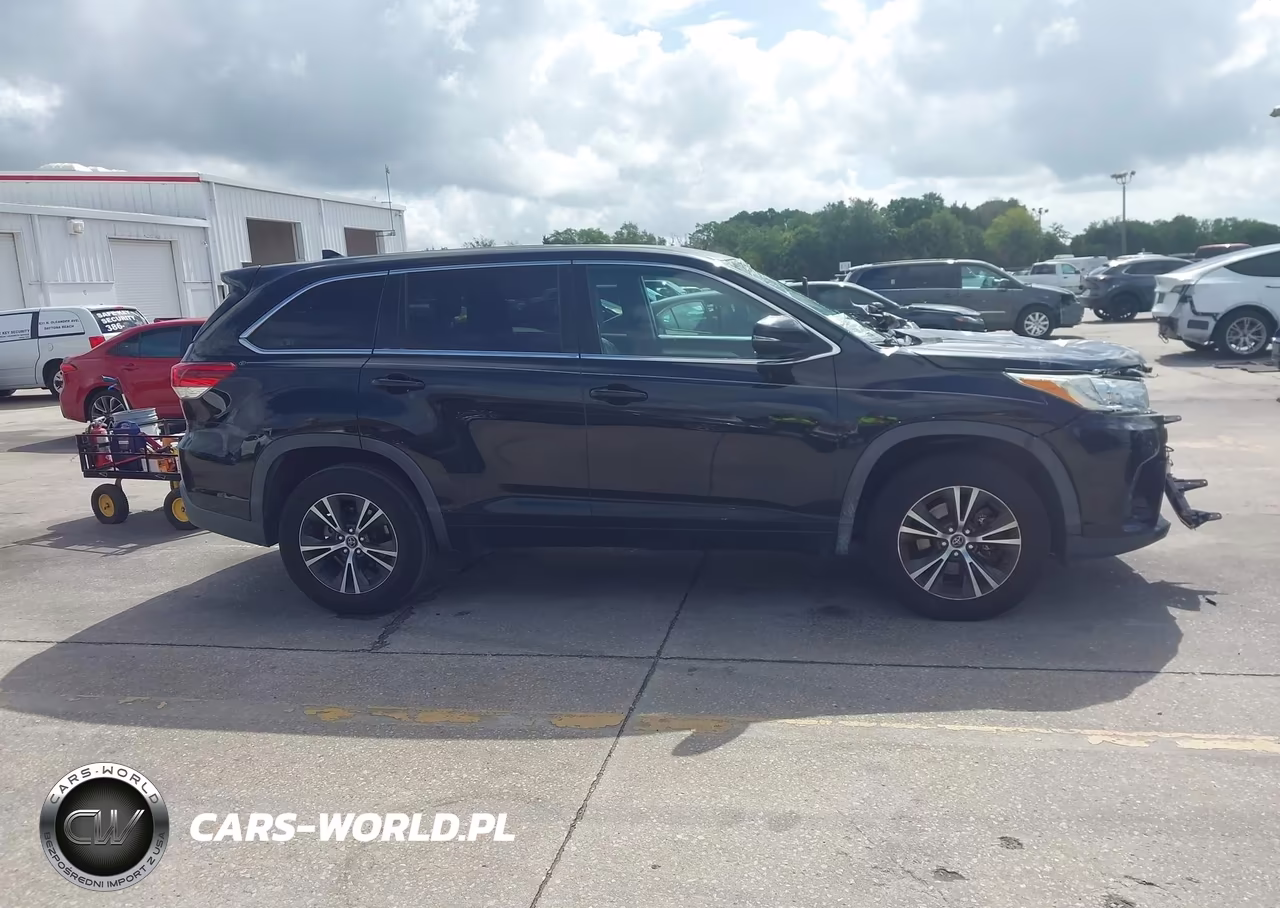 2018 Toyota Highlander Le Plus VIN:5TDZZRFH4JS286125 - 13