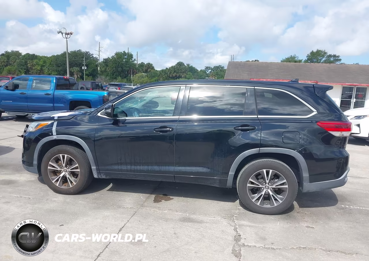 2018 Toyota Highlander Le Plus VIN:5TDZZRFH4JS286125 - 14
