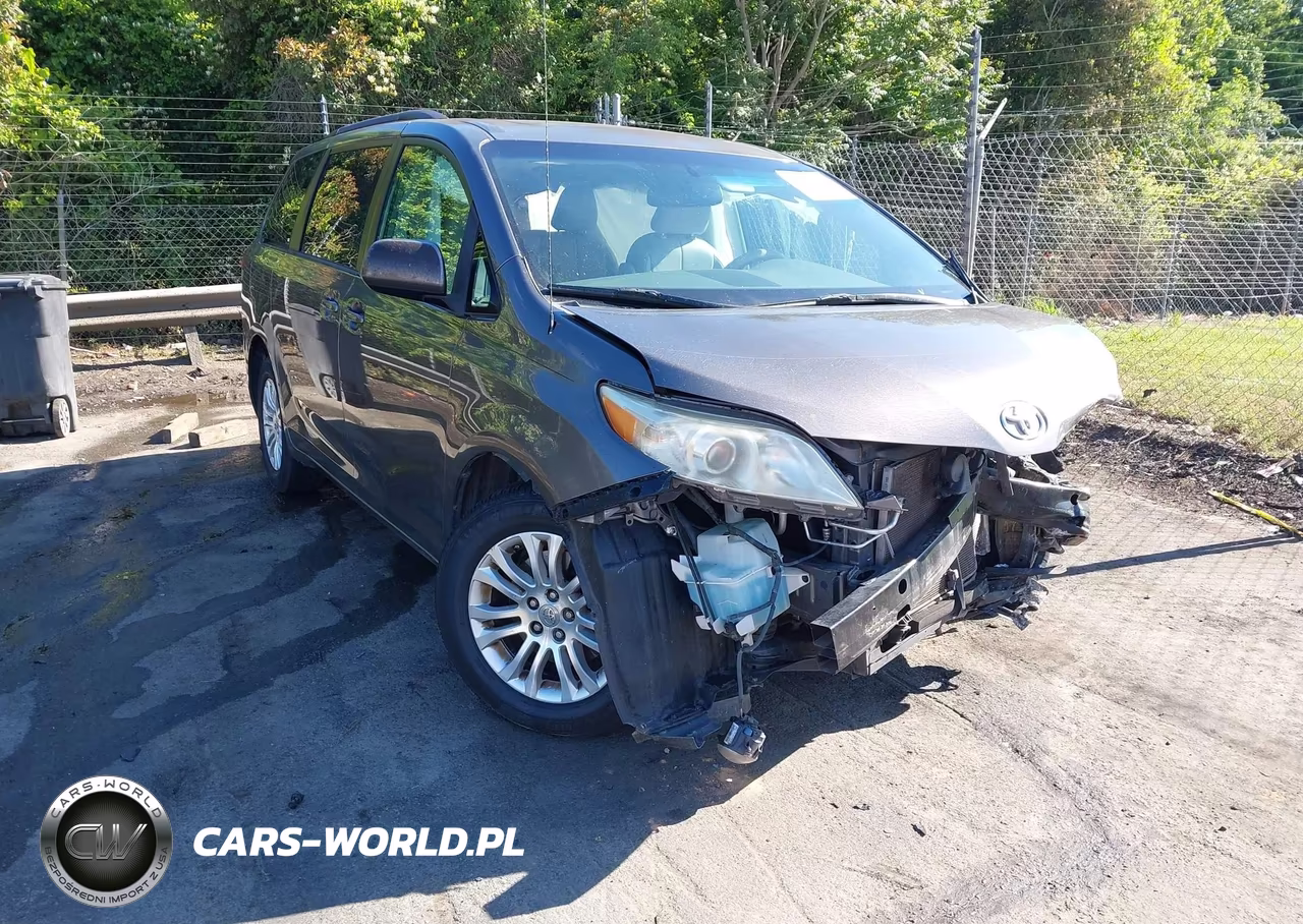 2014 Toyota Sienna Xle V6 8 Passenger