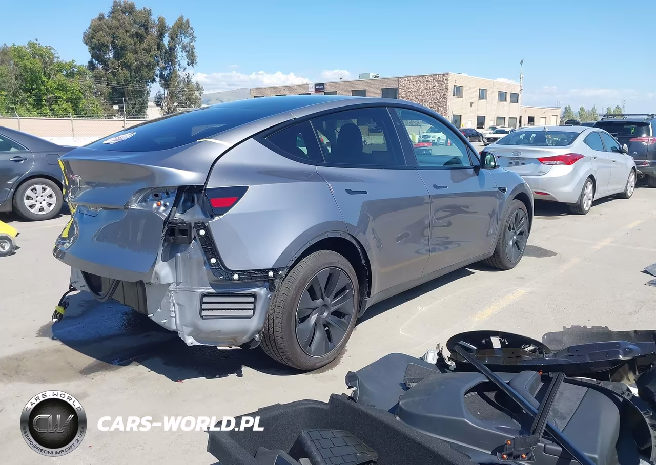 2025 Tesla Model Y Long Range Dual Motor Rear-Wheel Drive VIN:7SAYGDED6SF319914 - 4