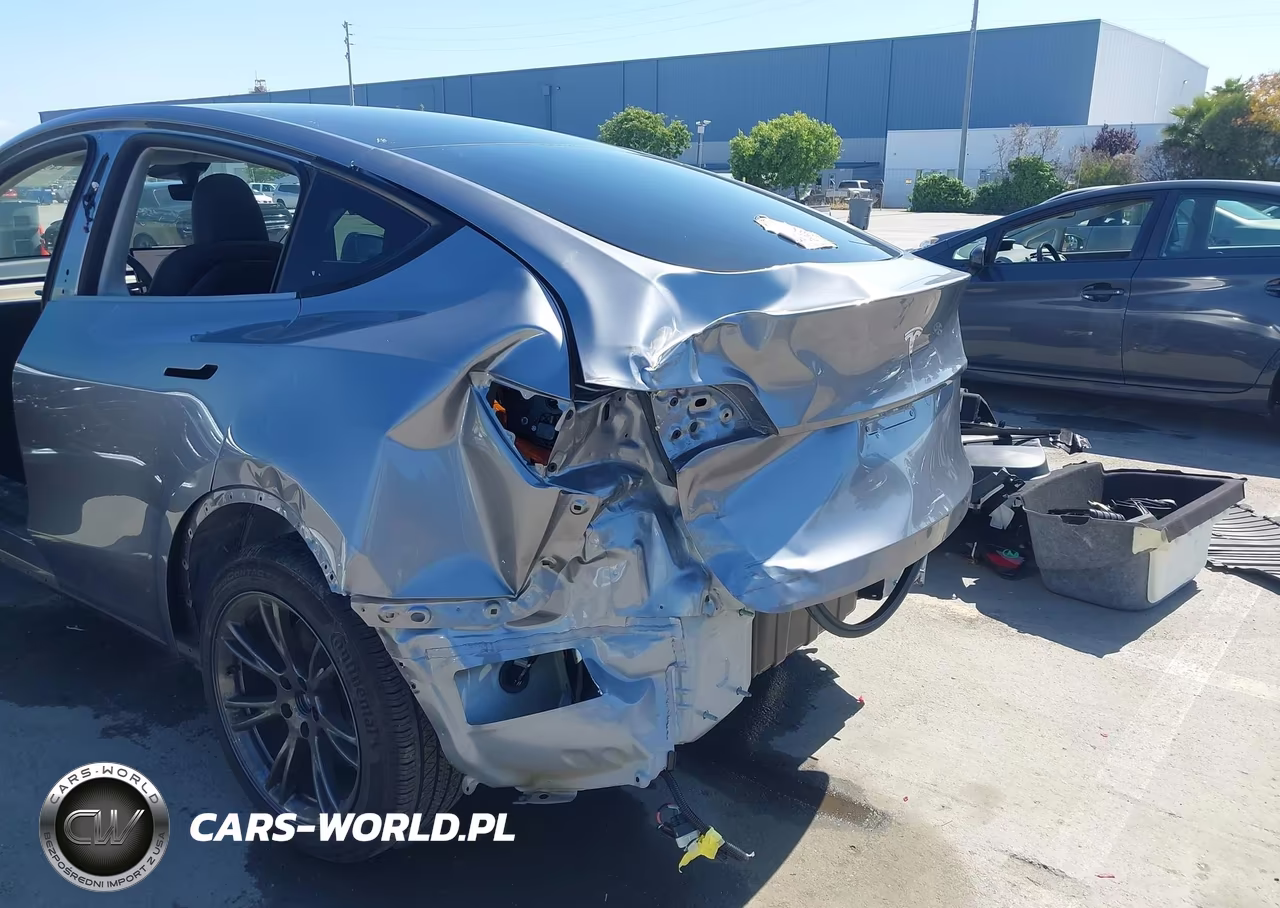 2025 Tesla Model Y Long Range Dual Motor Rear-Wheel Drive VIN:7SAYGDED6SF319914 - 6