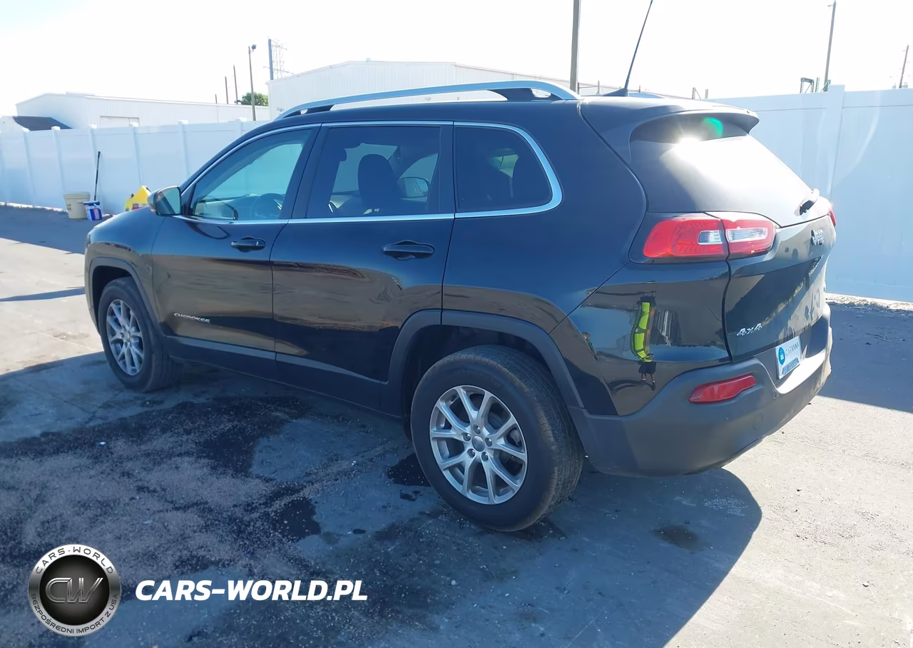 2017 Jeep Cherokee Latitude 4X4 VIN:1C4PJMCB4HW529363 - 3