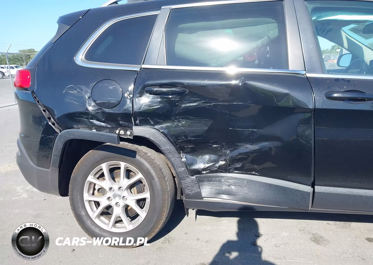 2017 Jeep Cherokee Latitude 4X4 VIN:1C4PJMCB4HW529363 - 6