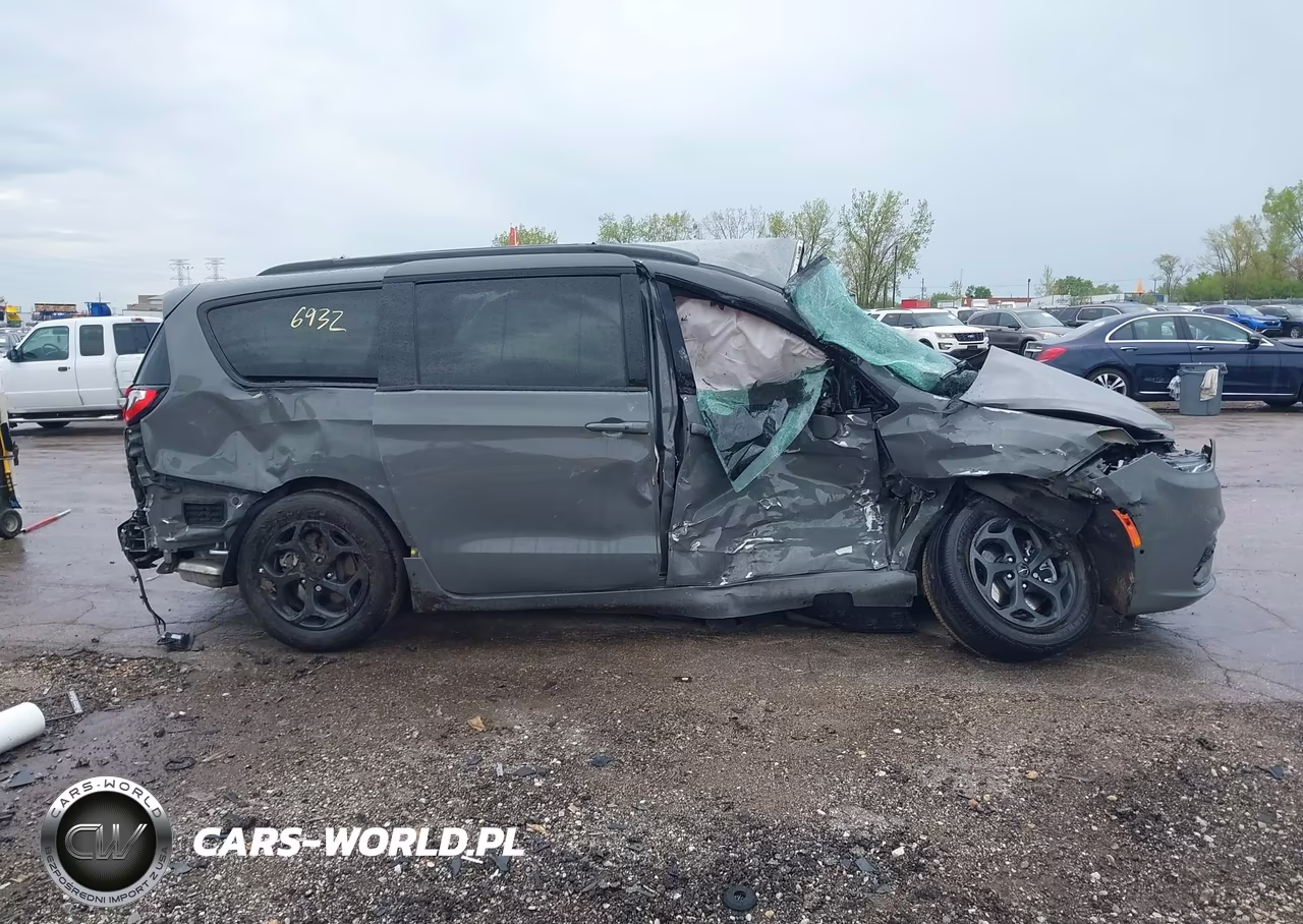 2021 Chrysler Pacifica Hybrid Limited VIN:2C4RC1S74MR573087 - 13