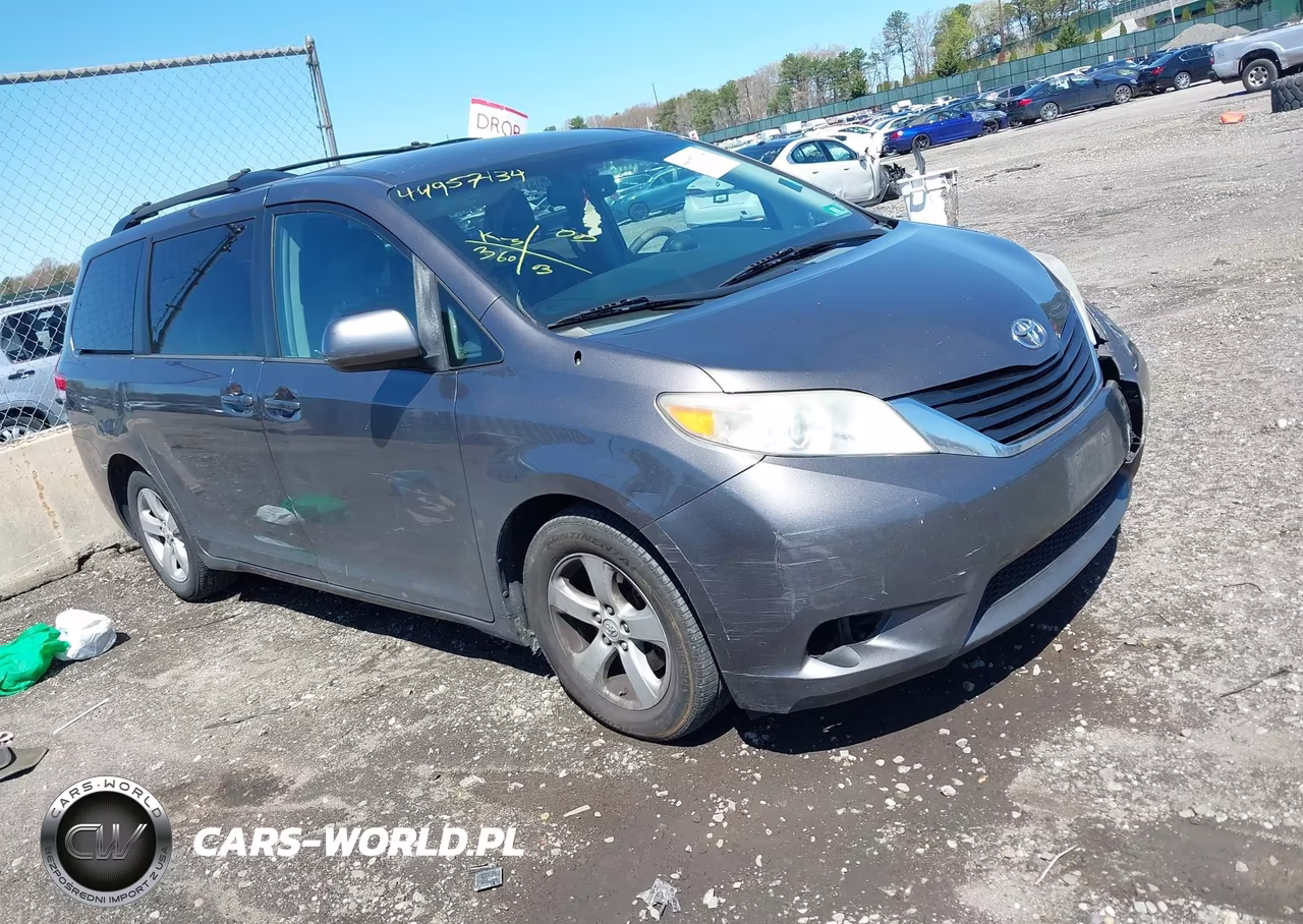 2012 Toyota Sienna Le V6 8 Passenger