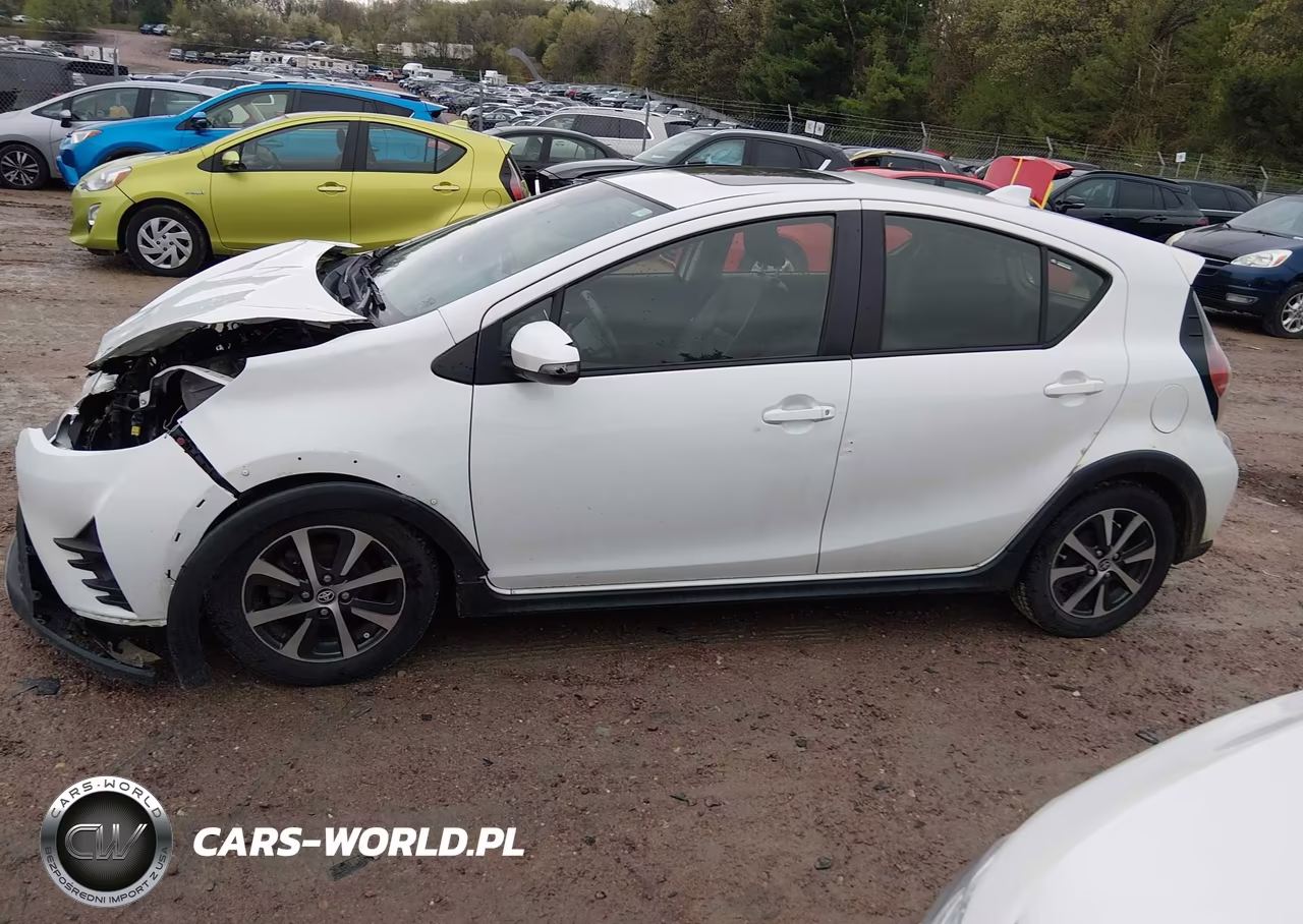 2018 Toyota Prius C Four VIN:JTDKDTB35J1600272 - 15