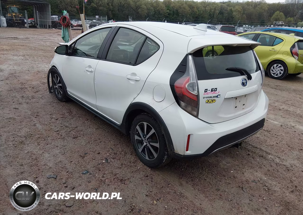 2018 Toyota Prius C Four VIN:JTDKDTB35J1600272 - 3