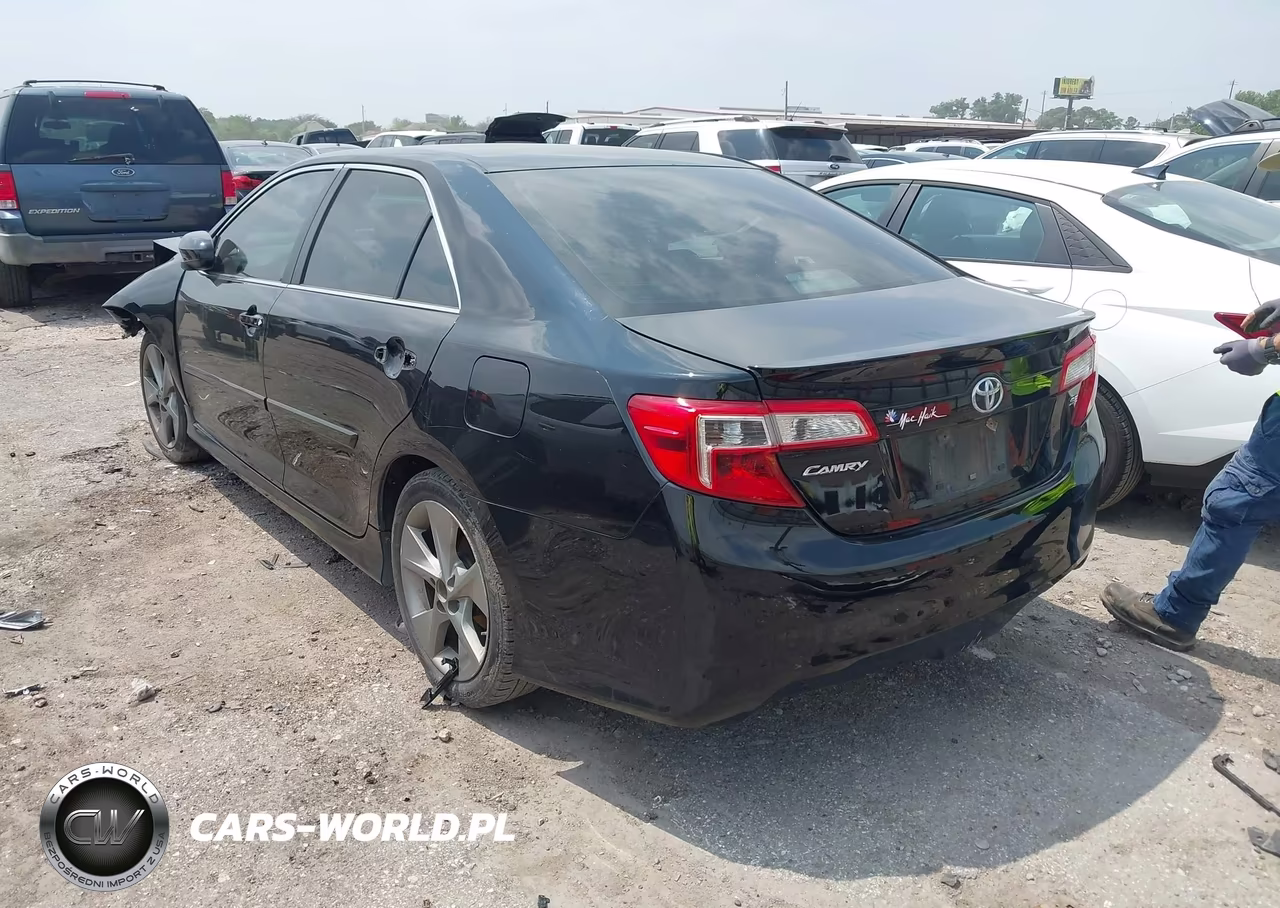 2014 Toyota Camry Se Sport VIN:4T1BF1FK1EU728069 - 3