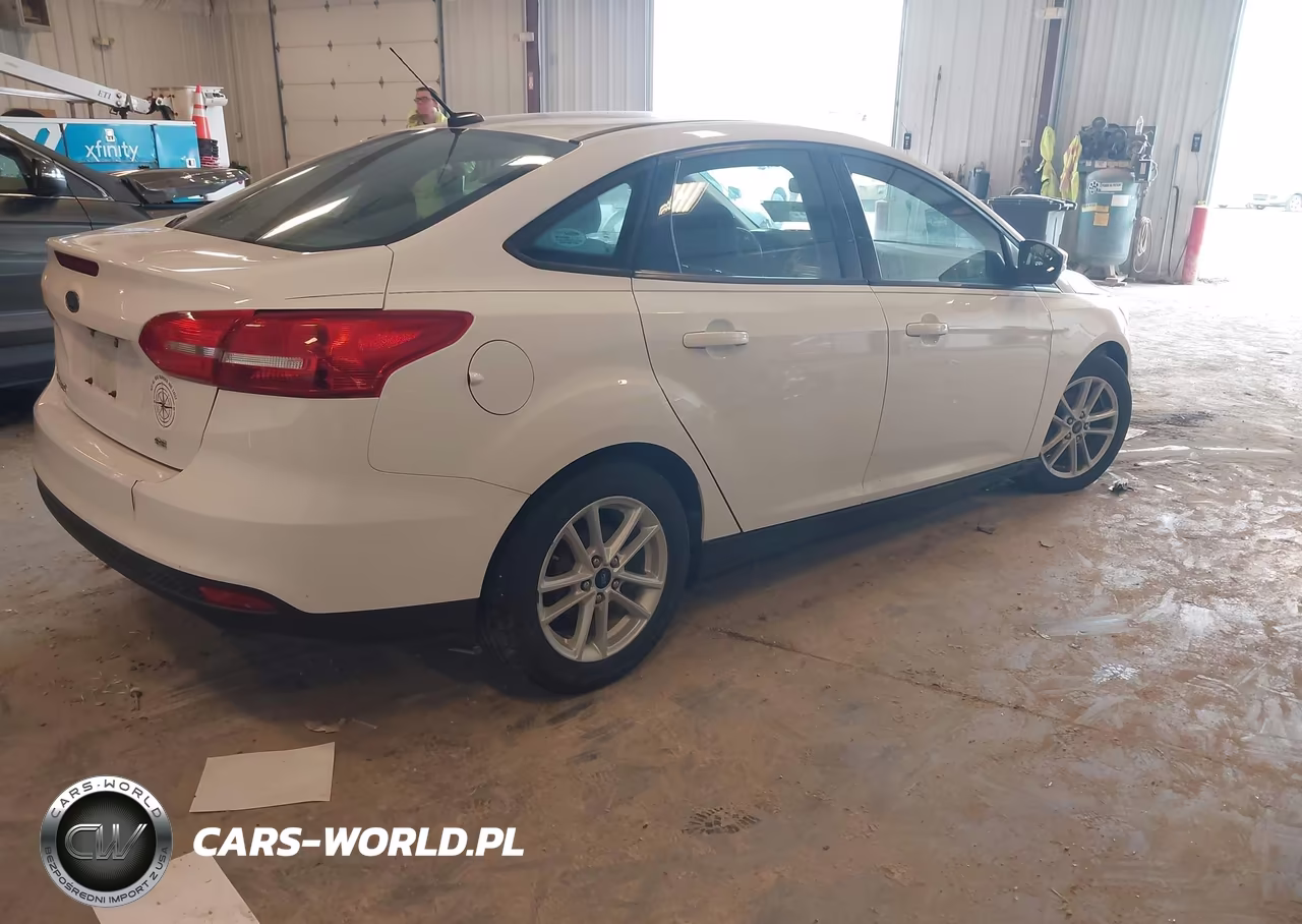 2017 Ford Focus Se VIN:1FADP3F29HL266642 - 4