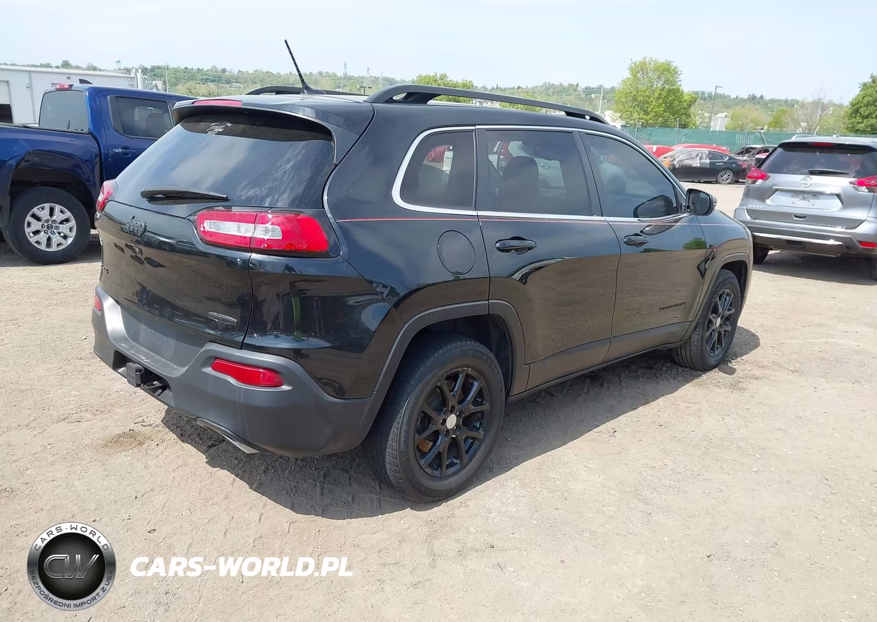 2015 Jeep Cherokee Latitude VIN:1C4PJMCS7FW614159 - 4