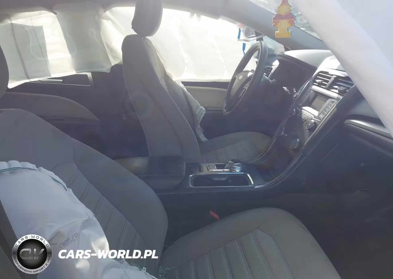2019 Ford Fusion S VIN:3FA6P0G77KR226893 - 5