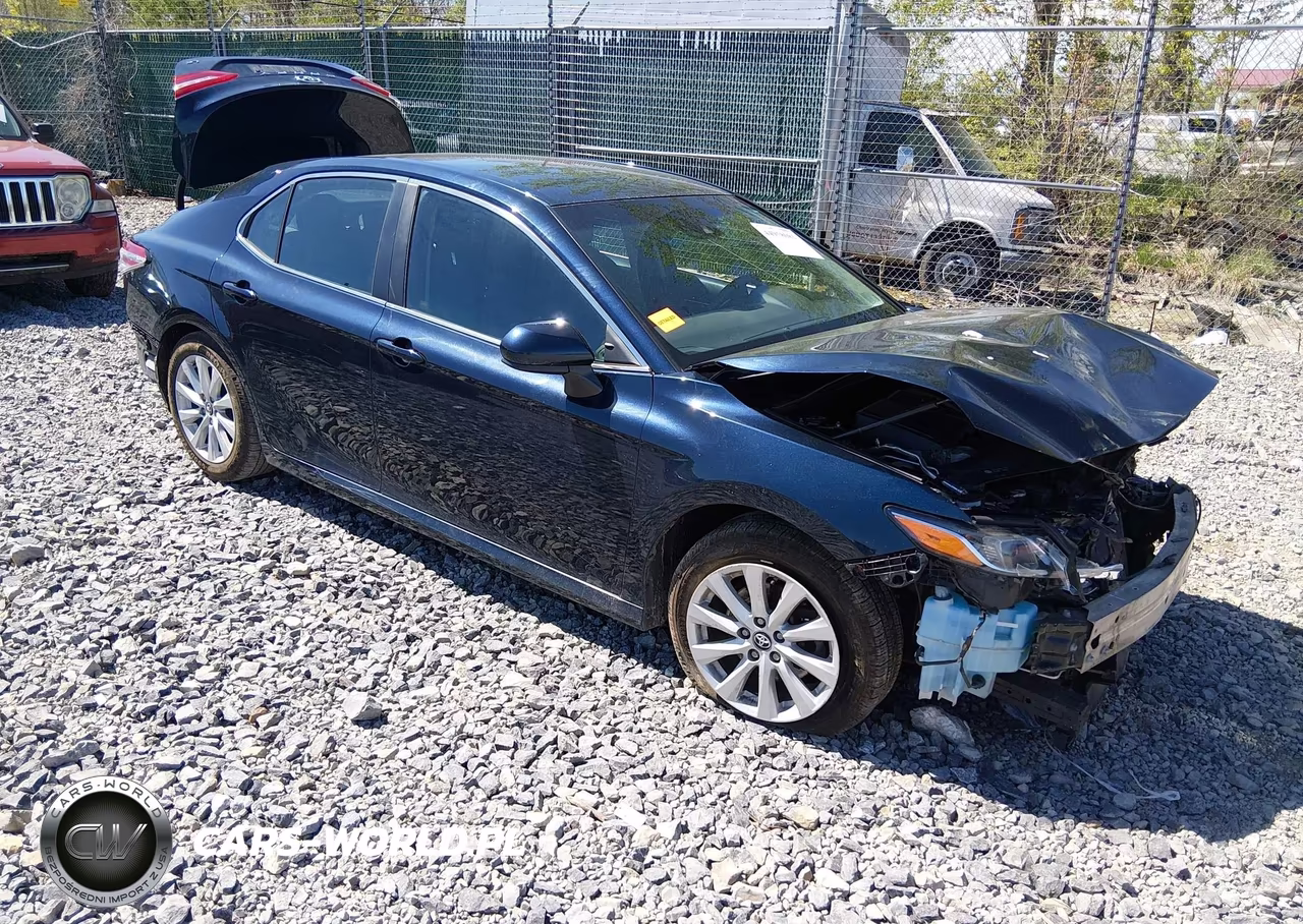2018 Toyota Camry Le – zdjęcie 1 z 17