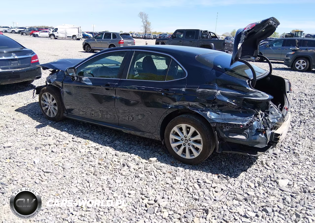 2018 Toyota Camry Le VIN:4T1B11HK5JU660171 - 3