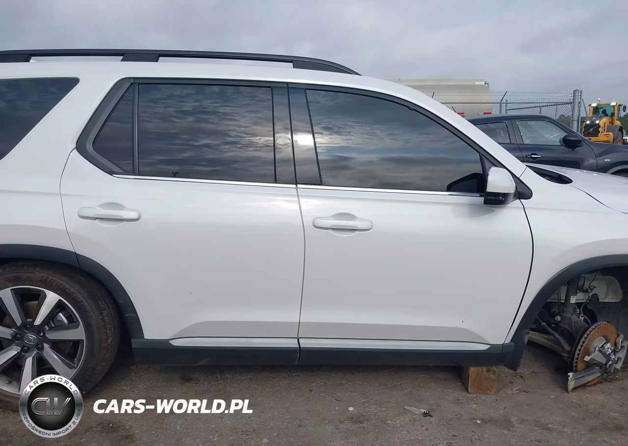 2025 Honda Pilot Touring VIN:5FNYG1H7XSB017169 - 14