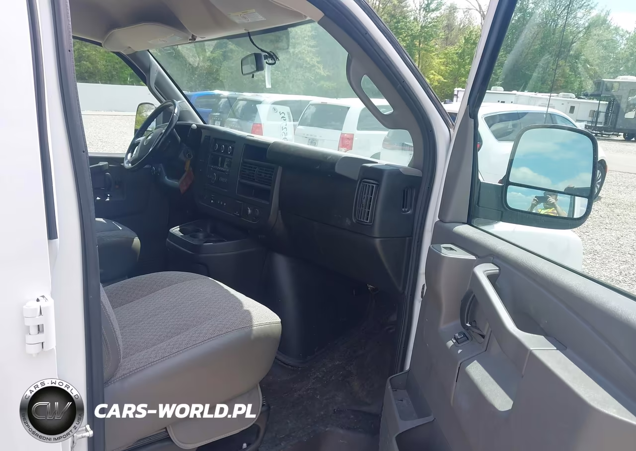 2018 Chevrolet Express 3500 Work Van VIN:1GCZGHFG3J1315926 - 5