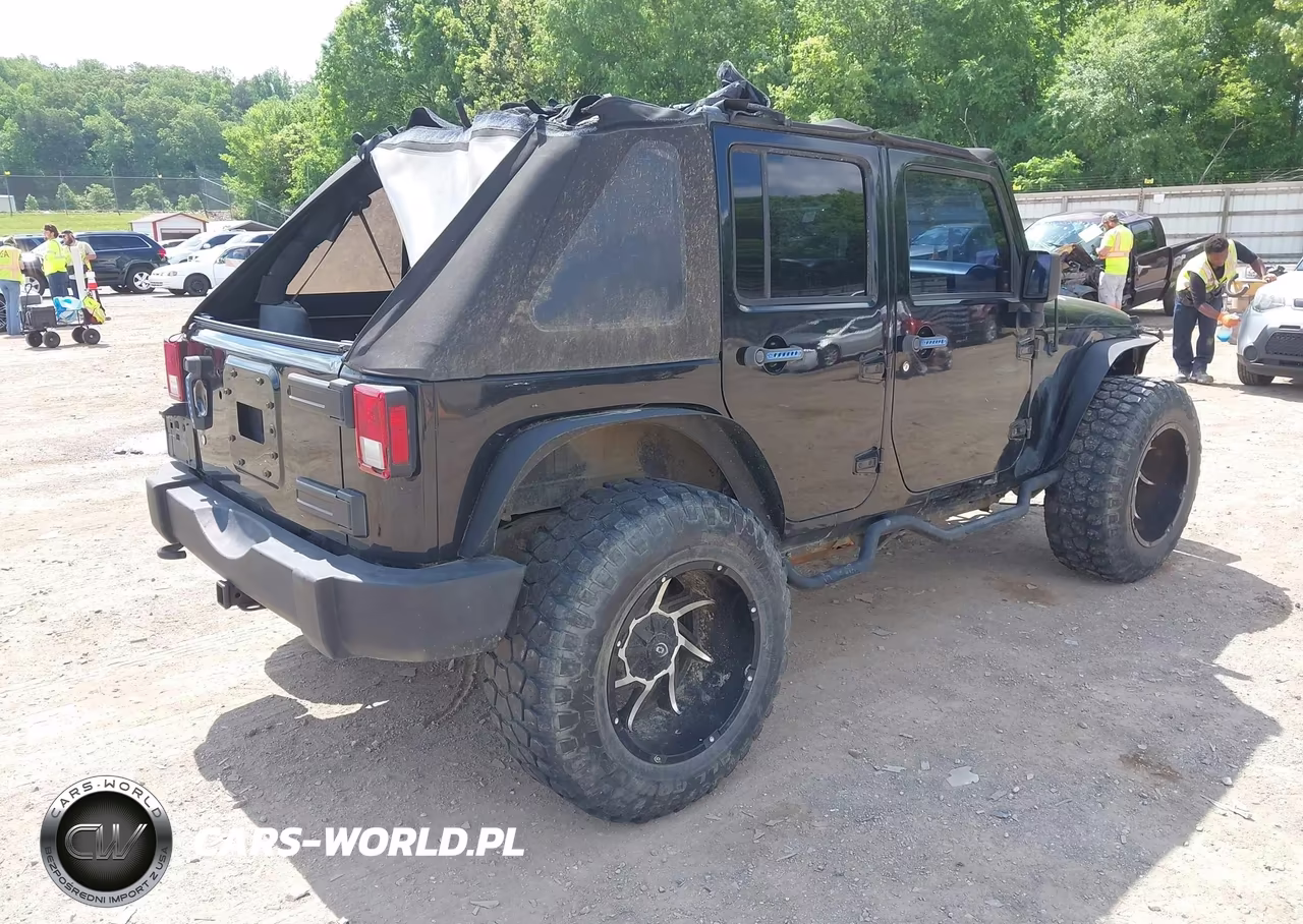 2013 Jeep Wrangler Unlimited Sport VIN:1C4BJWDG1DL698364 - 4