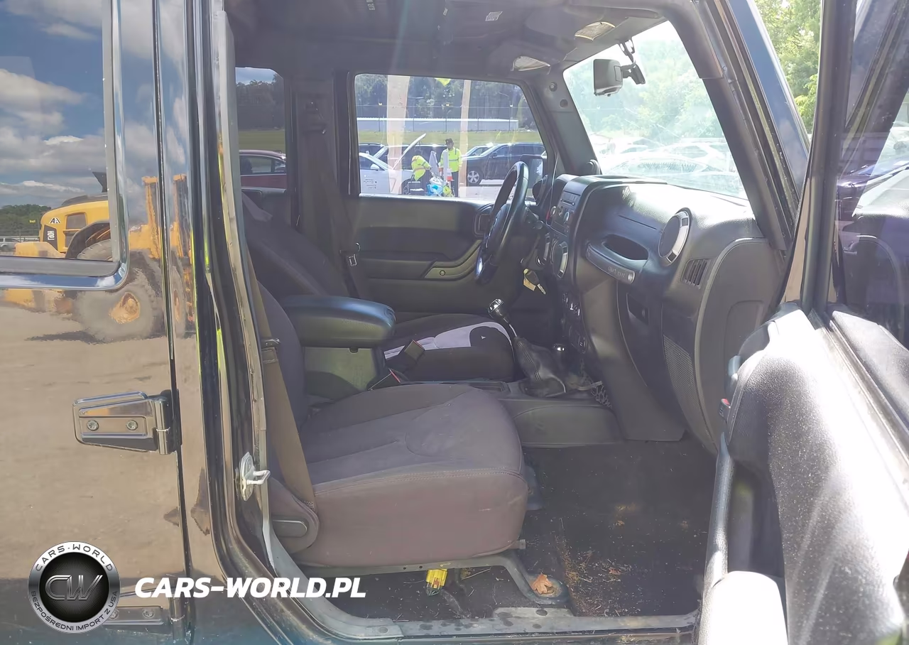 2013 Jeep Wrangler Unlimited Sport VIN:1C4BJWDG1DL698364 - 5
