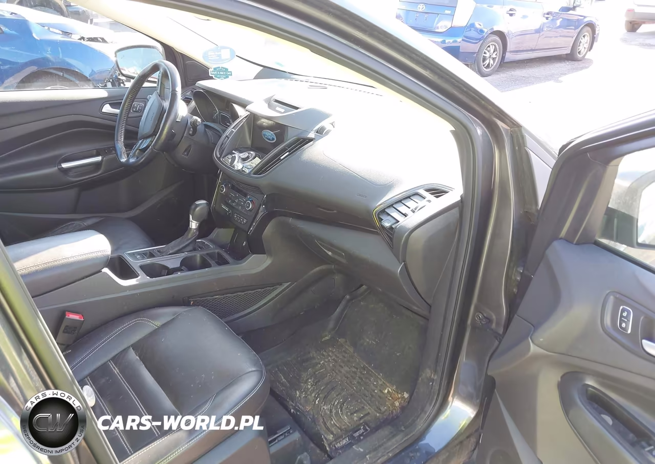 2017 Ford Escape Titanium VIN:1FMCU9J9XHUE29813 - 5