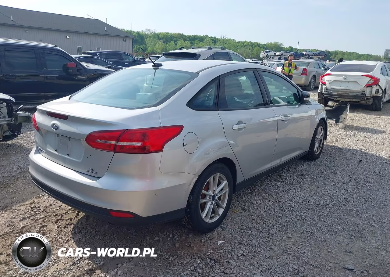 2016 Ford Focus Se VIN:1FADP3F27GL244671 - 4