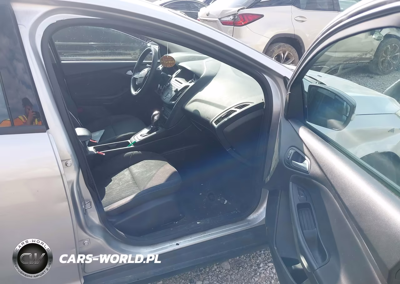 2016 Ford Focus Se VIN:1FADP3F27GL244671 - 5