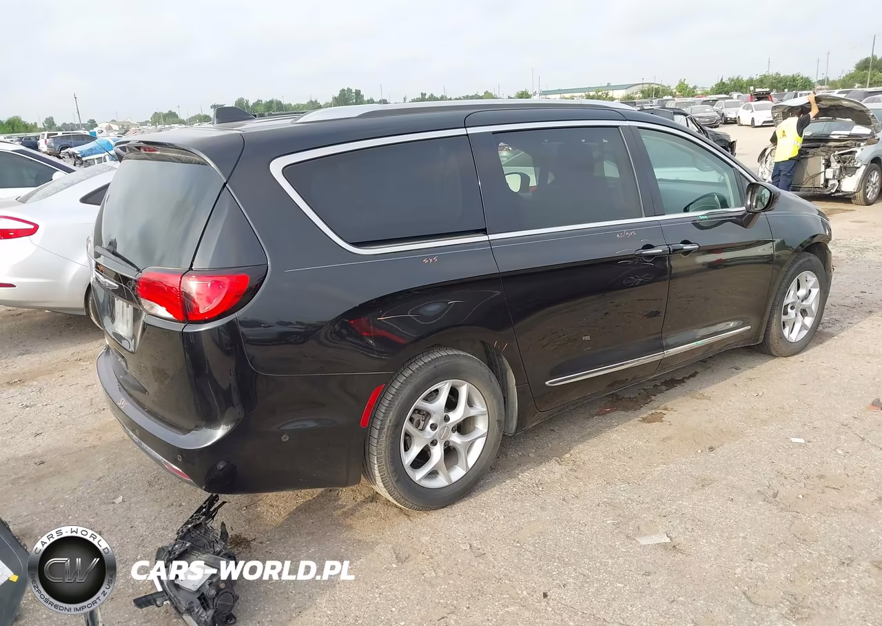 2020 Chrysler Pacifica Touring L Plus VIN:2C4RC1EGXLR127164 - 4