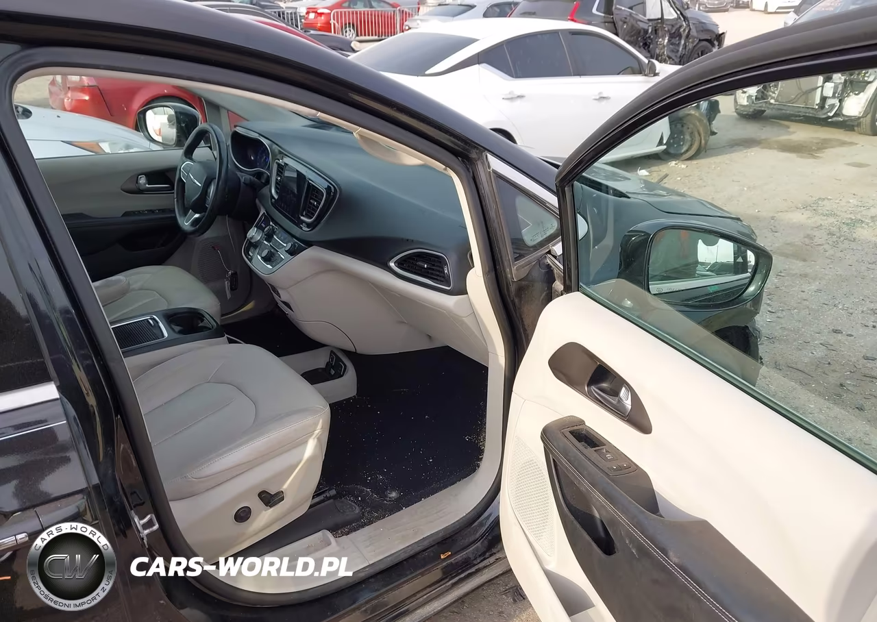 2020 Chrysler Pacifica Touring L Plus VIN:2C4RC1EGXLR127164 - 5