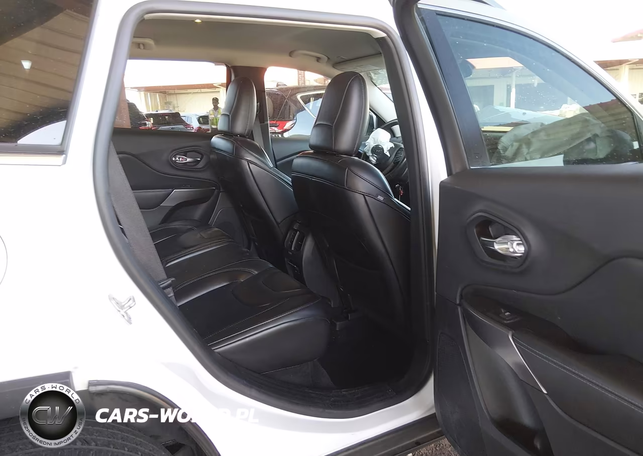 2019 Jeep Cherokee Latitude Plus 4X4 VIN:1C4PJMLB6KD335310 - 8