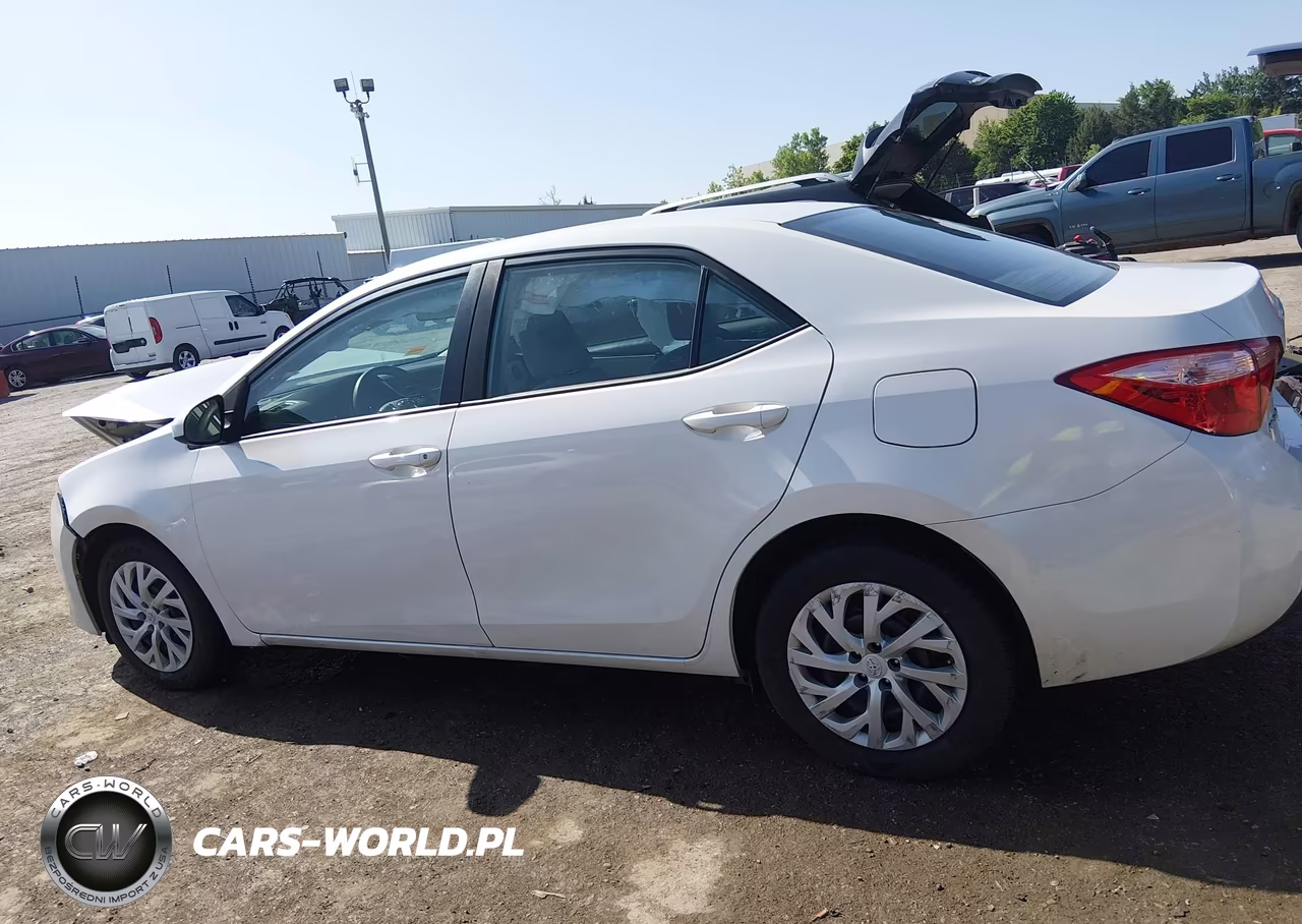 2018 Toyota Corolla Le VIN:5YFBURHE3JP779340 - 13