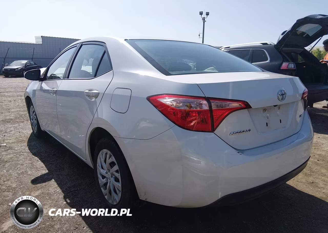 2018 Toyota Corolla Le VIN:5YFBURHE3JP779340 - 3