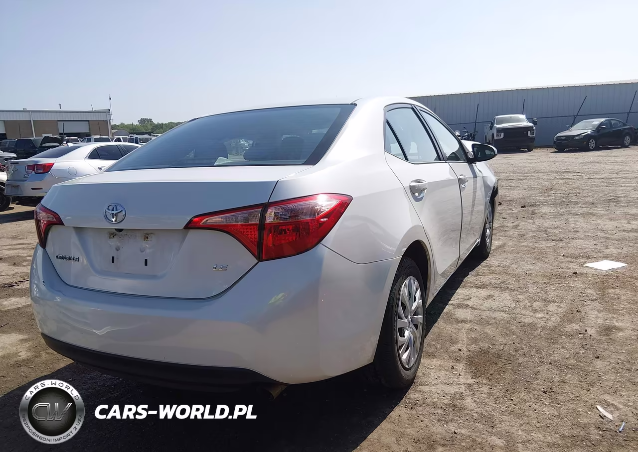2018 Toyota Corolla Le VIN:5YFBURHE3JP779340 - 4